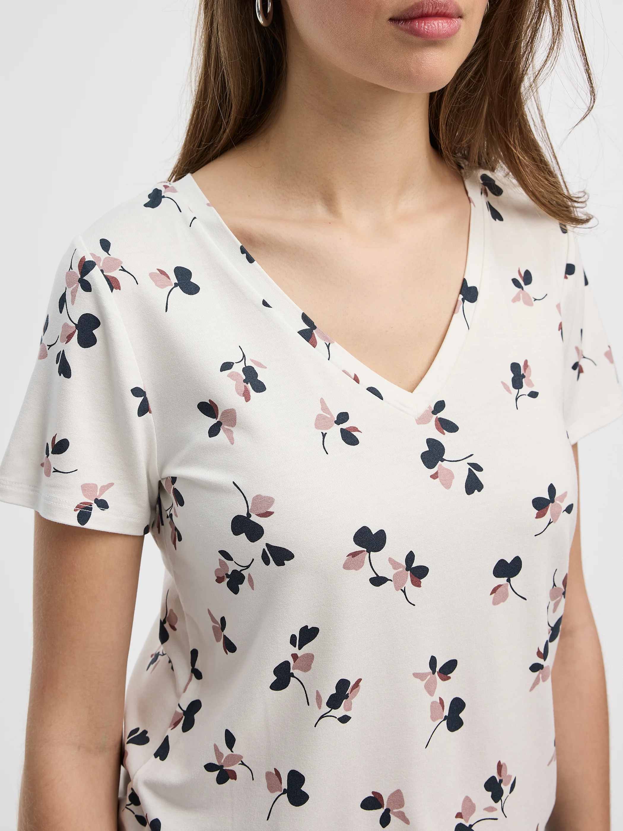 V-Neck Tee - R Essentials - Image 10