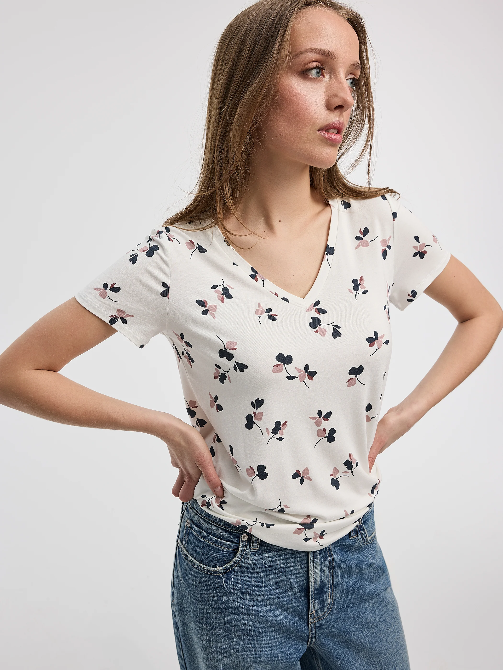 V-Neck Tee - R Essentials - Image 12