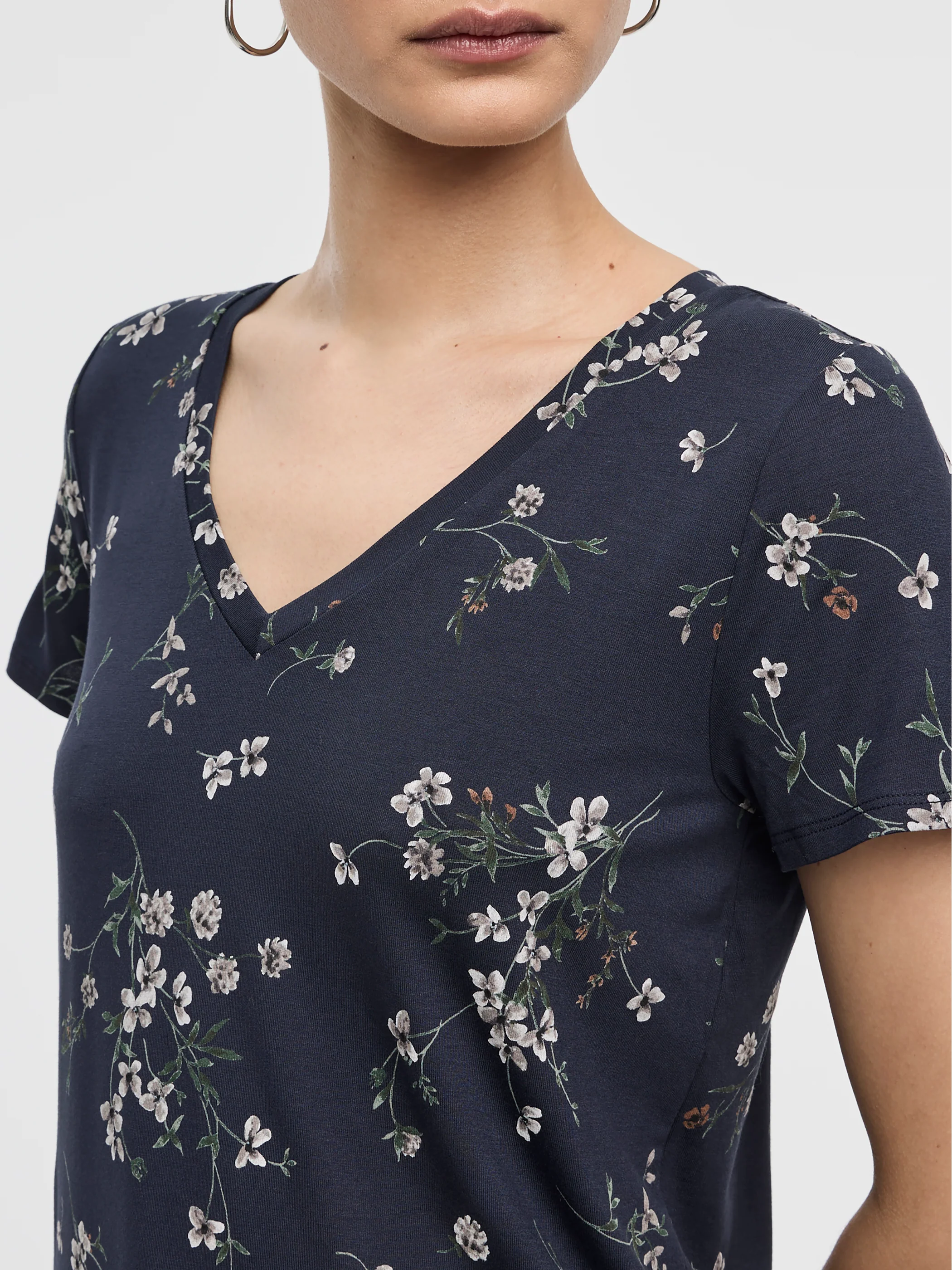 V-Neck Tee - R Essentials - Image 14