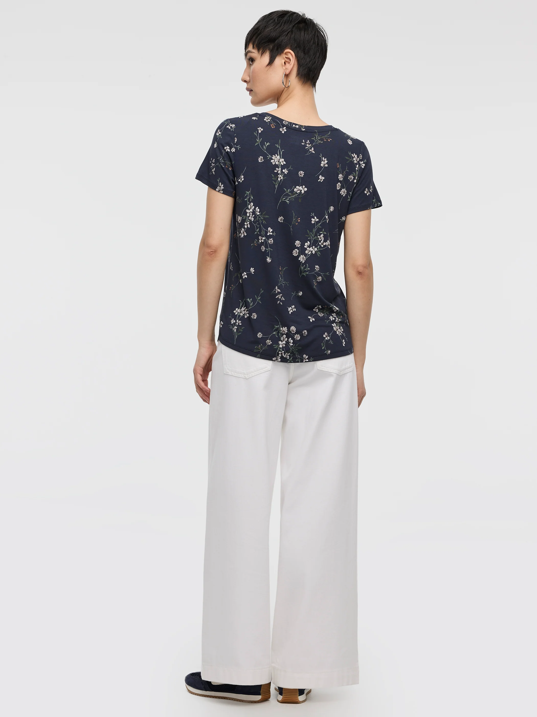 V-Neck Tee - R Essentials - Image 15