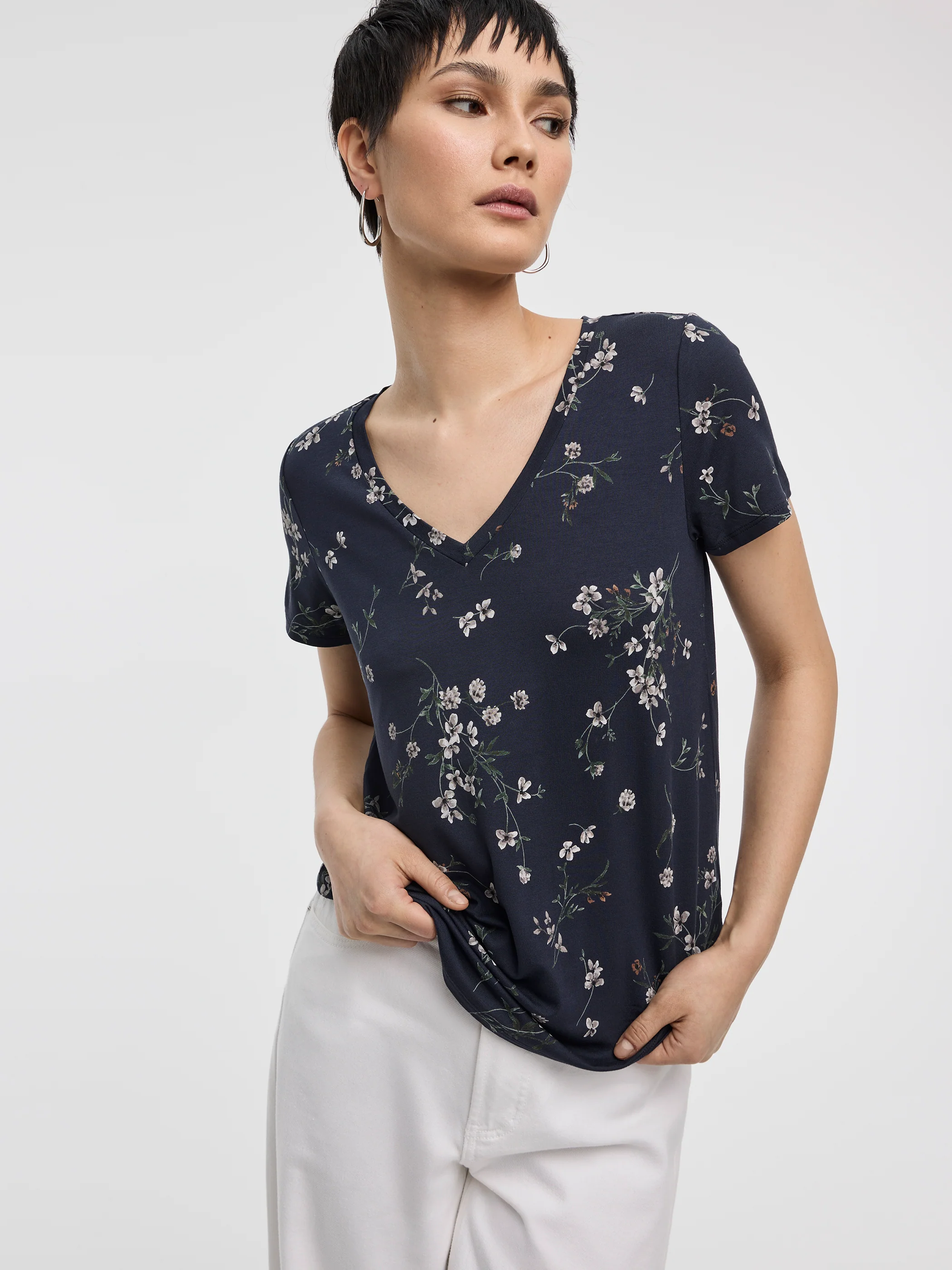 V-Neck Tee - R Essentials - Image 16