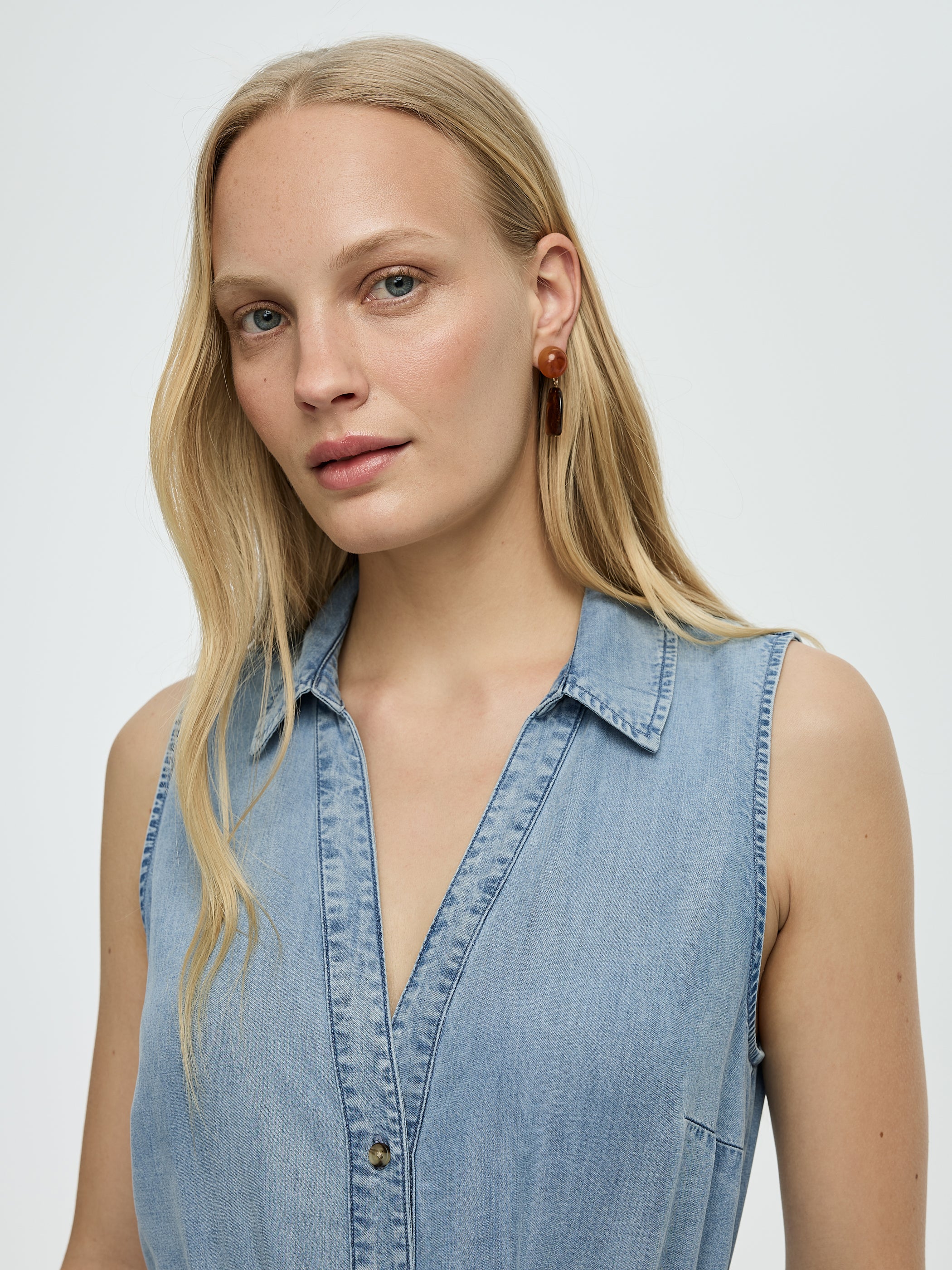Sleeveless Buttoned-Down Midi Dress - Image 4
