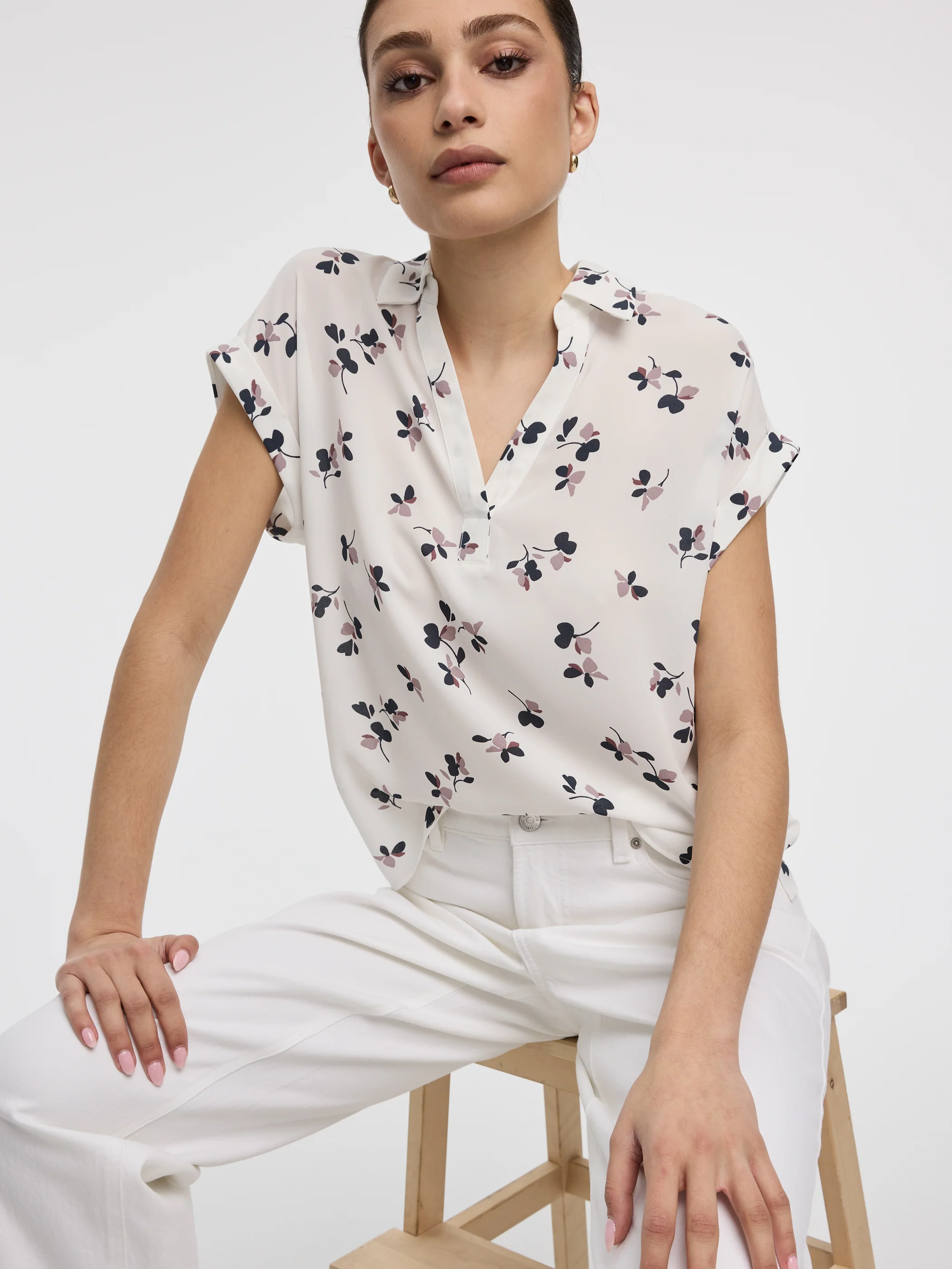 Extended-Sleeve V-Neck Flowy Blouse - R Essentials - Image 12