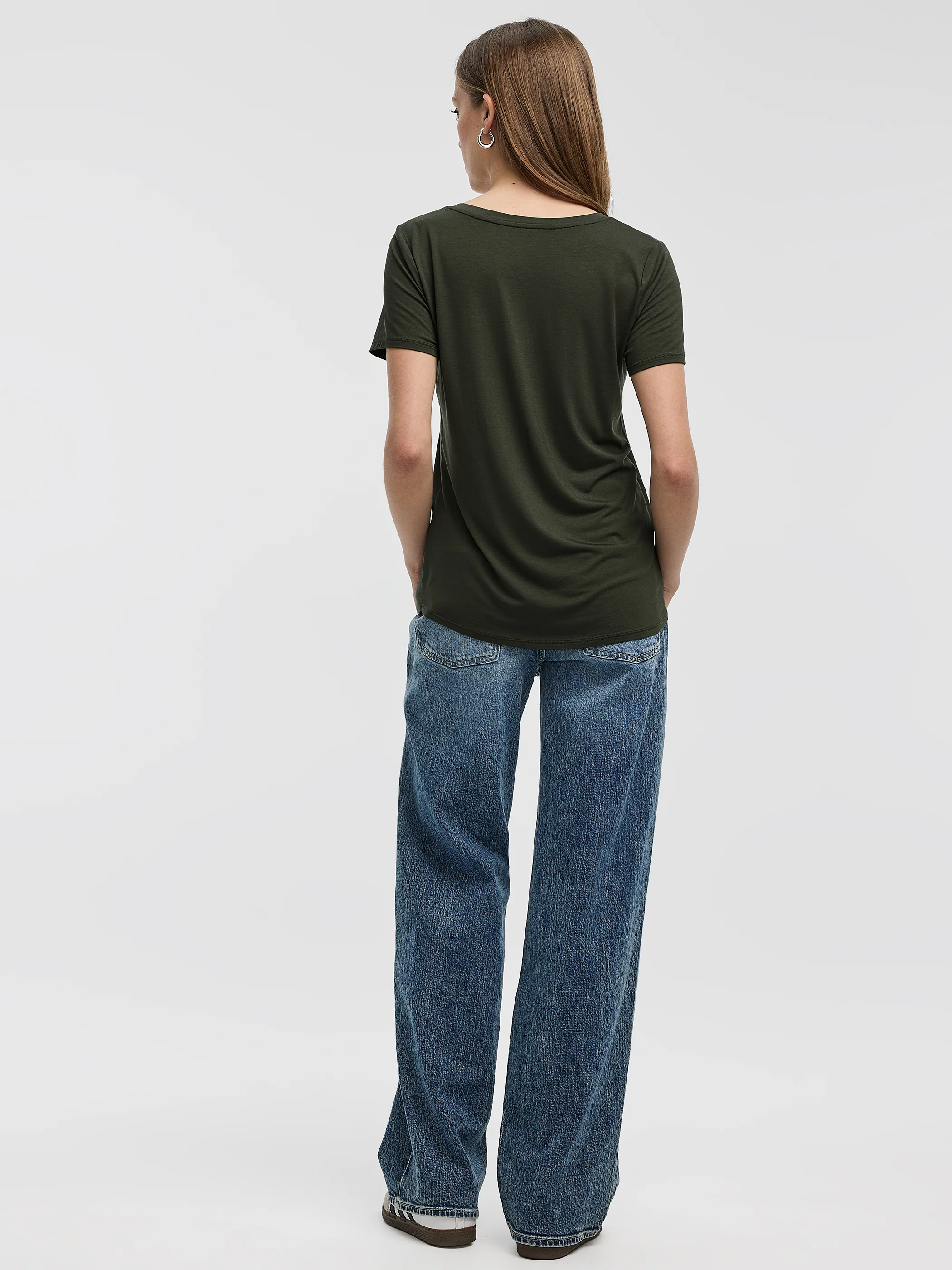 V-Neck Tee - R Essentials - Image 7