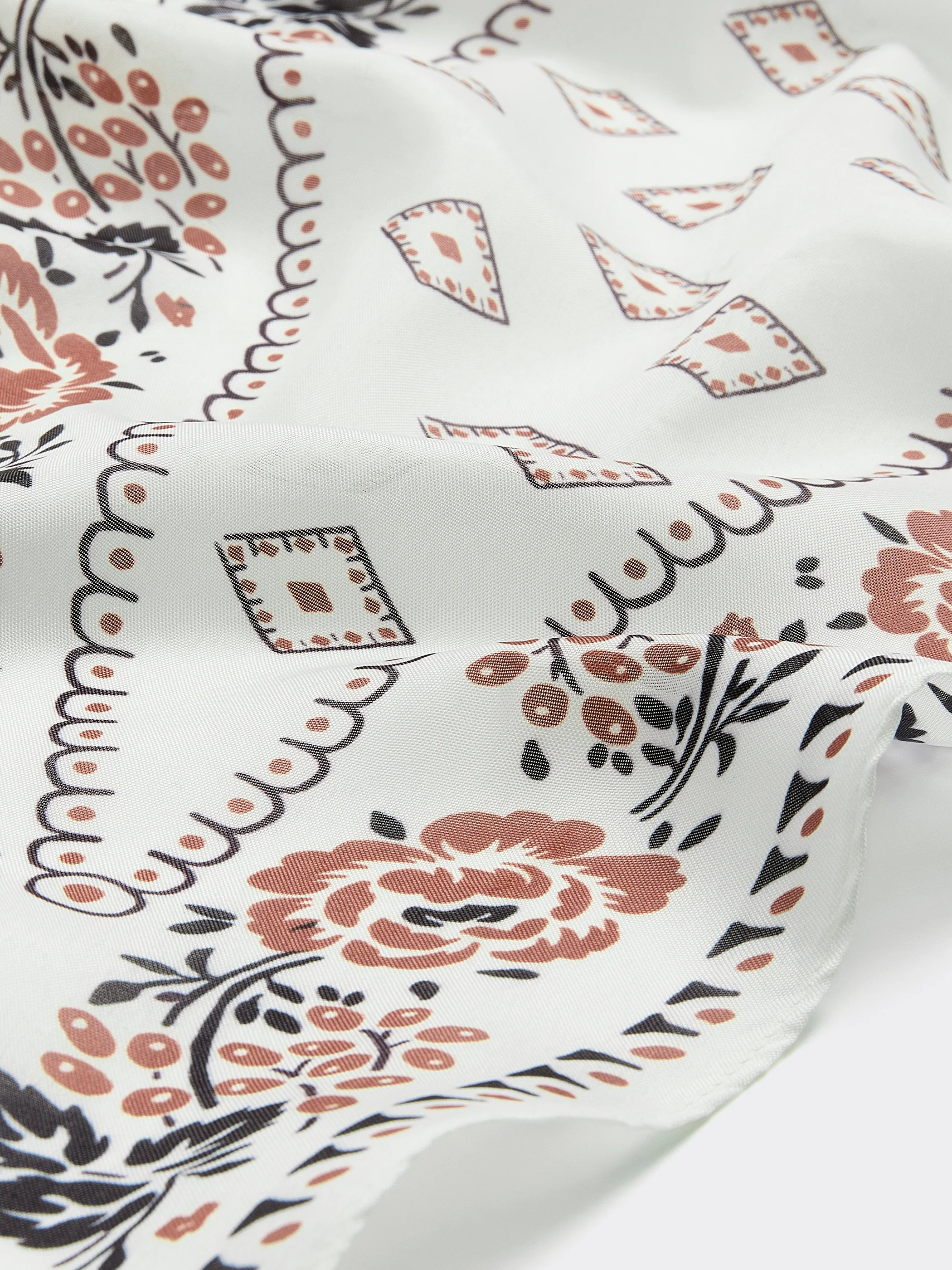 Diamond-Shaped Scarf with Print - Image 2